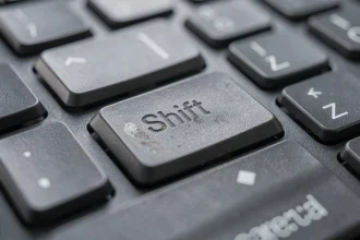 Touche Shift mise en évidence sur un clavier QWERTY avec détails macro des caractères gravés